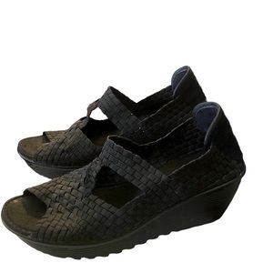 White Mt Women’s Black Wedge Shoes Size 9 1/2.